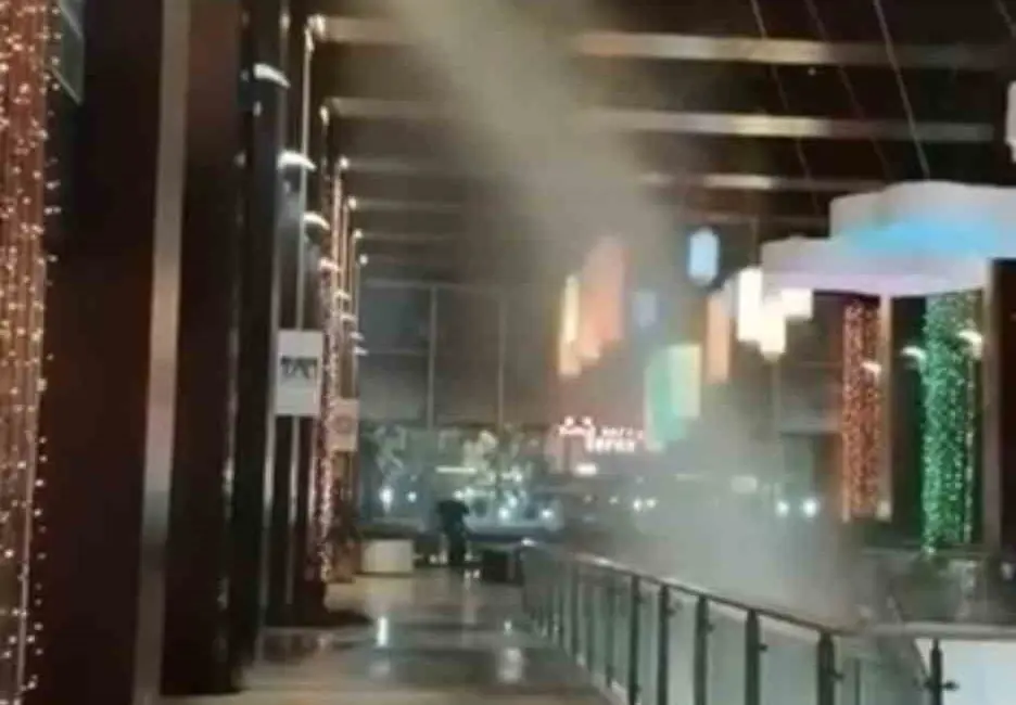 Bursa’da bir alışveriş merkezinde yangın fıskiyeleri açıldı, ortalık bir anda