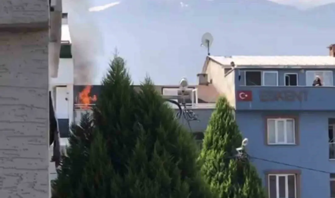Bursa’nın bir binanın çatısında çıkan yangın, ekiplerin hızlı müdahalesi sayesinde