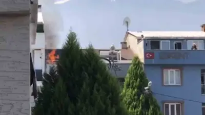 Bursa’nın bir binanın çatısında çıkan yangın, ekiplerin hızlı müdahalesi sayesinde