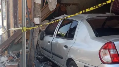 Bursa’nın Osmangazi ilçesinde yokuş üzerinde park halindeki bir otomobilin freni