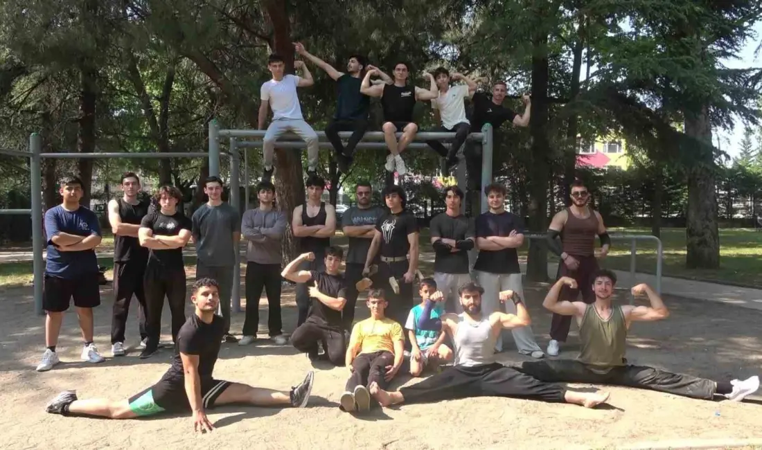 Bursa’da calisthenics (sokak antrenmanları) sporuyla ilgilenen gençler ve eğitmenler, hem