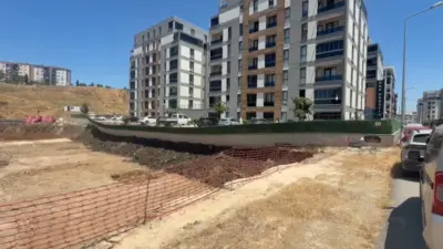 Bursa’da yapımı devam eden bir inşaatın yanında bulunan bir sitenin