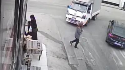 Bursa’da kamyonetin çarptığı yaşlı kadın ağır yaralanırken, korku dolu kaza