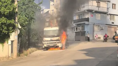 Bursa’da park halindeki kamyonda yangın çıktı. Yangın, itfaiye ekiplerinin müdahalesiyle