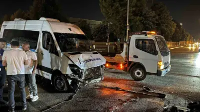 Bursa’da seyir halindeyken direksiyon hakimiyetini kaybeden servis minibüsü refüje çıktı.