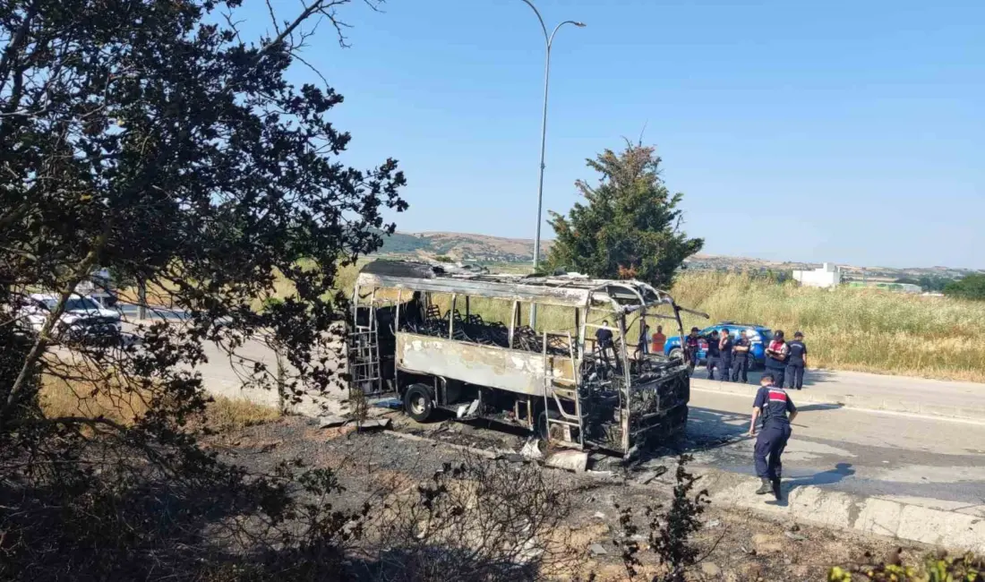 Bursa’da seyir halindeki servis otobüsü, motor bölümünde çıkan yangın sonucu