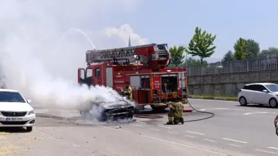 Bursa’nın İnegöl ilçesinde seyir halindeyken motor kısmından dumanlar yükselen otomobil,