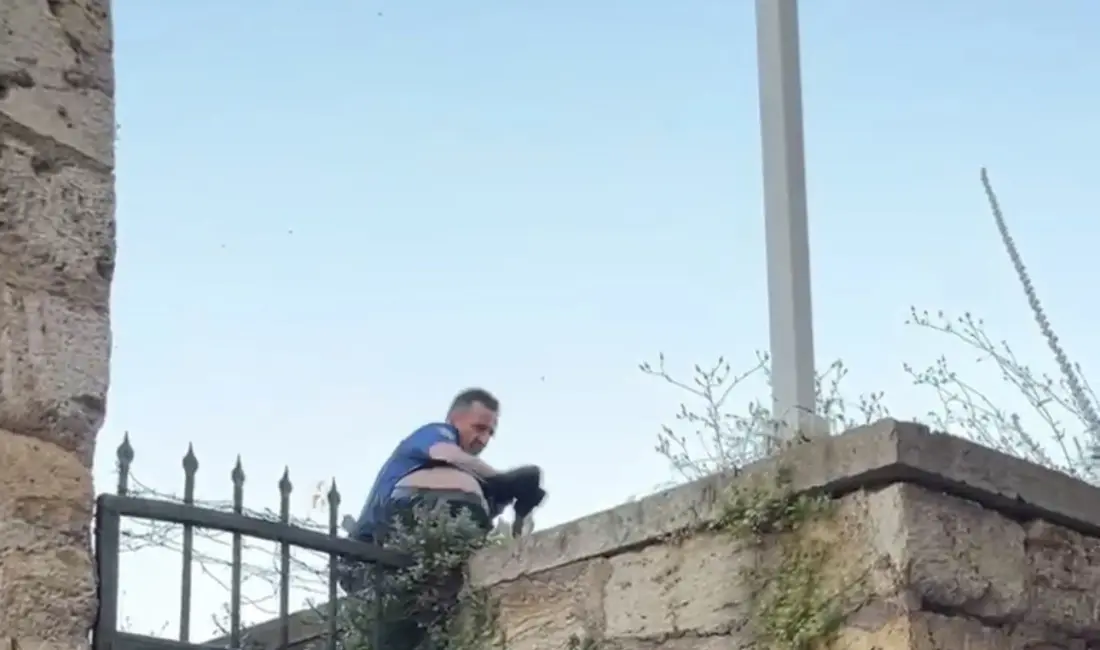 Bursa’da Tophane surlarına çıkarak intihar girişiminde bulunan bir kişi, polis