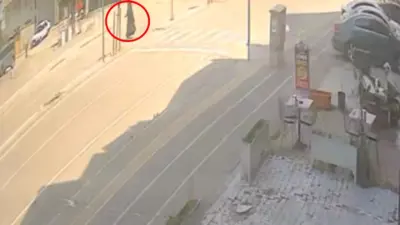 Bursa’nın Gürsu ilçesinde yaya geçidinden karşıya geçmeye çalışan kadın, hızla
