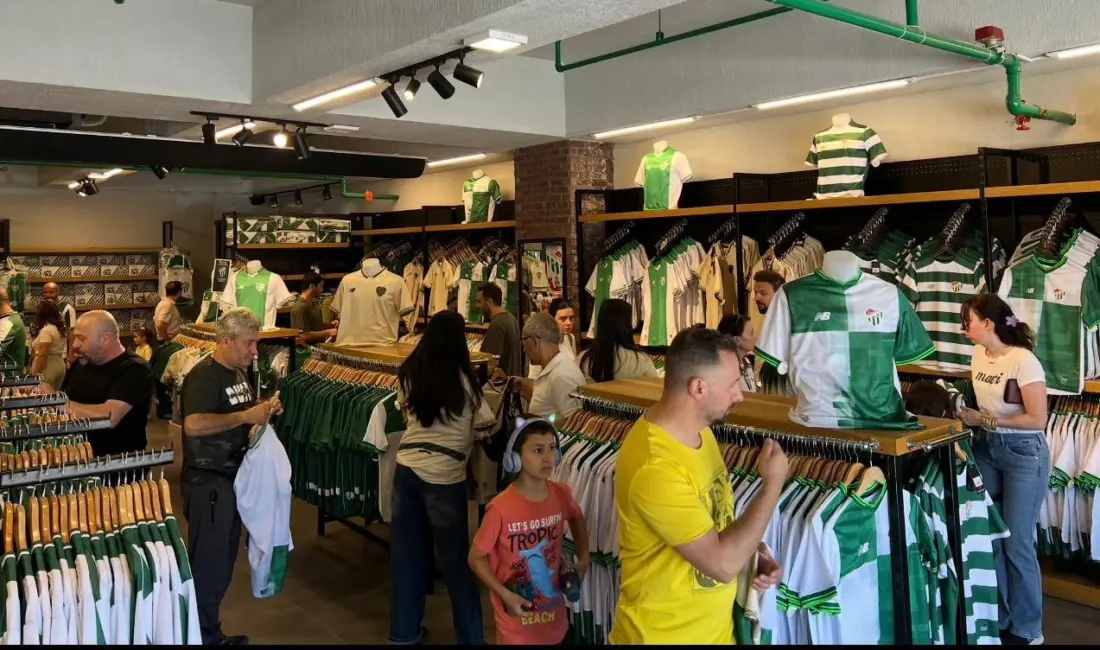 Bursaspor’un 2026-2027 sezonu için hazırladığı yeni sezon formaları store mağazalarında