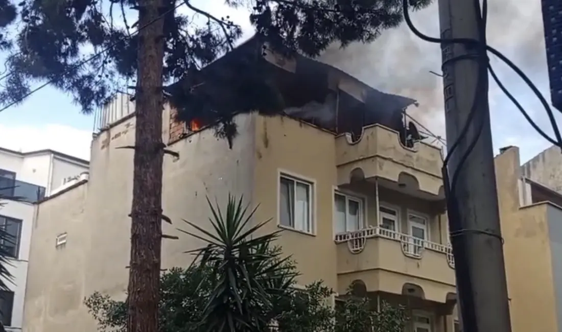 Bursa’nın Osmangazi ilçesinde bir evin çatısında çıkan yangın paniğe neden
