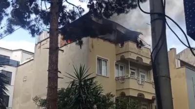 Bursa’nın Osmangazi ilçesinde bir evin çatısında çıkan yangın paniğe neden