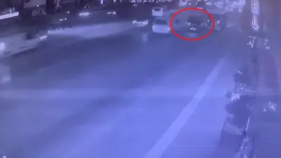 Bursa’nın Osmangazi ilçesinde kamyonetle iki aracın arasından makas atıp, motosikleti