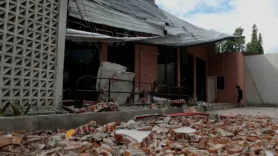 Endonezya’nın orta kesimindeki Sulawesi Adasında dün meydana gelen 6.7 büyüklüğündeki