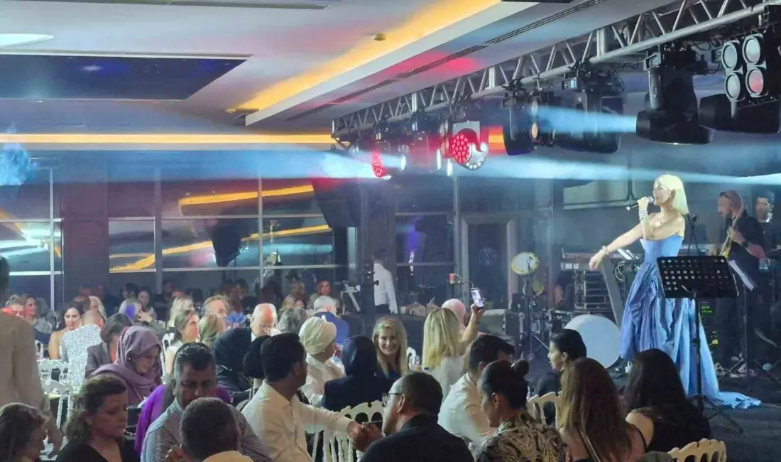 Samsun’da sahne alan Ferhat Göçer ve Ömür Gedik, sokak hayvanlarına