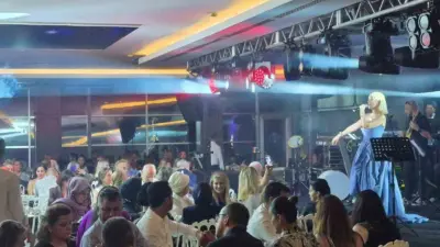 Samsun’da sahne alan Ferhat Göçer ve Ömür Gedik, sokak hayvanlarına
