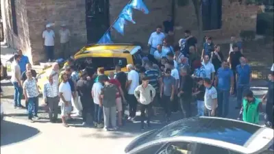 Bursa’da otobüse binmek isterken taksinin altında kalan genç bir avukat