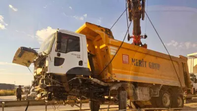 Bursa’da kontrolden çıkan hafriyat kamyonu refüje çarptı, Bursa-Karacabey kara yolunda