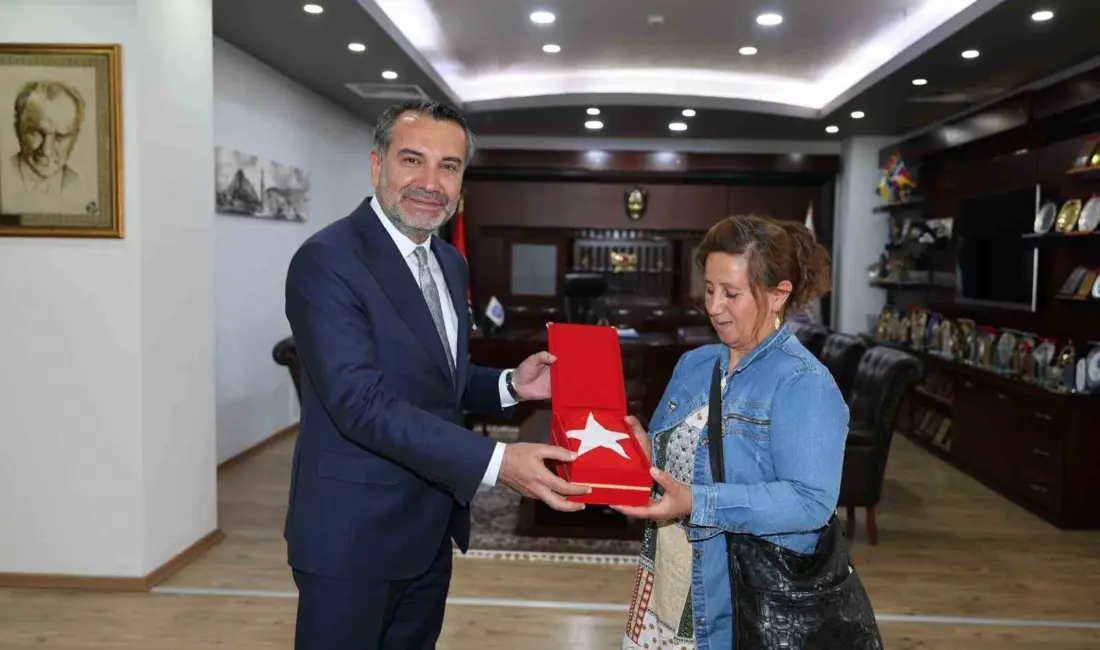Elazığ Belediye Başkanı Şahin Şerifoğulları, toplu ulaşım aracında panoda bulunan