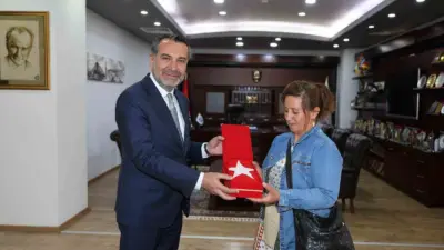 Elazığ Belediye Başkanı Şahin Şerifoğulları, toplu ulaşım aracında panoda bulunan
