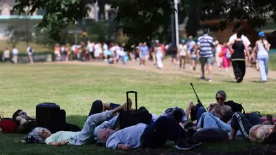 İngiltere’de termometrelerin 36.9 dereceyi göstermesiyle hava sıcaklığı, üst üste 3’üncü