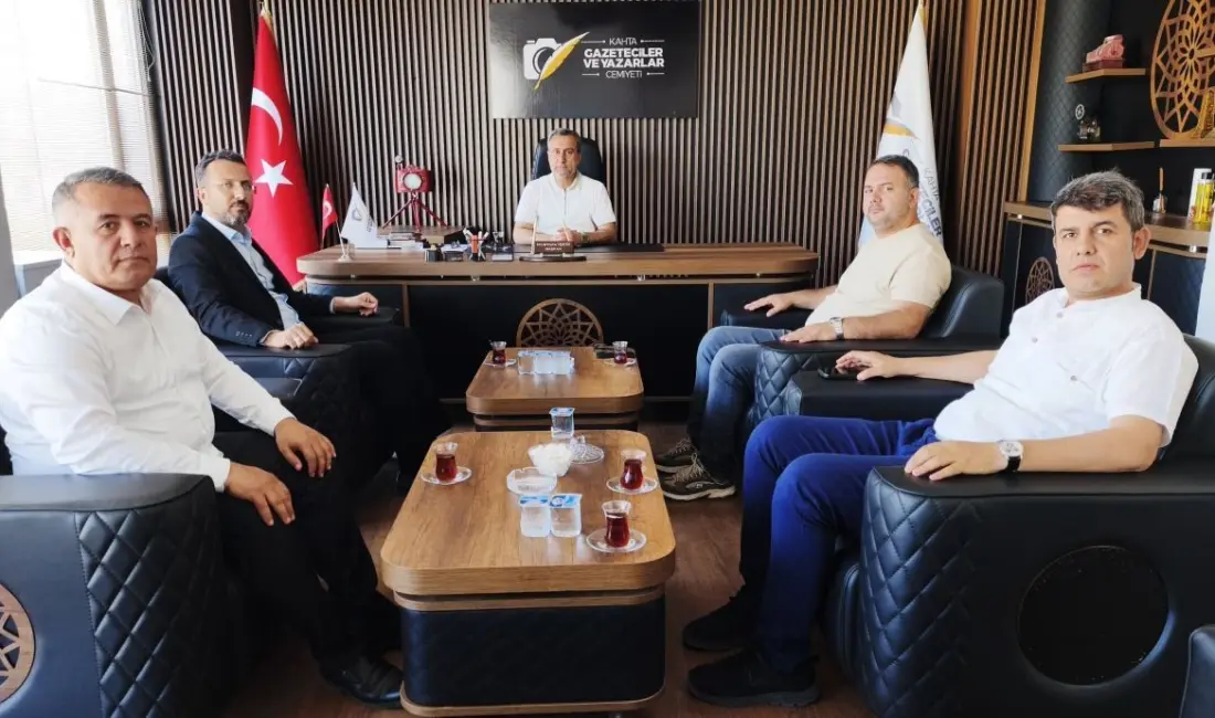 Adıyaman’ın Kahta Devlet Hastanesi Başhekimi Uzm. Dr. Mustafa Akel ve