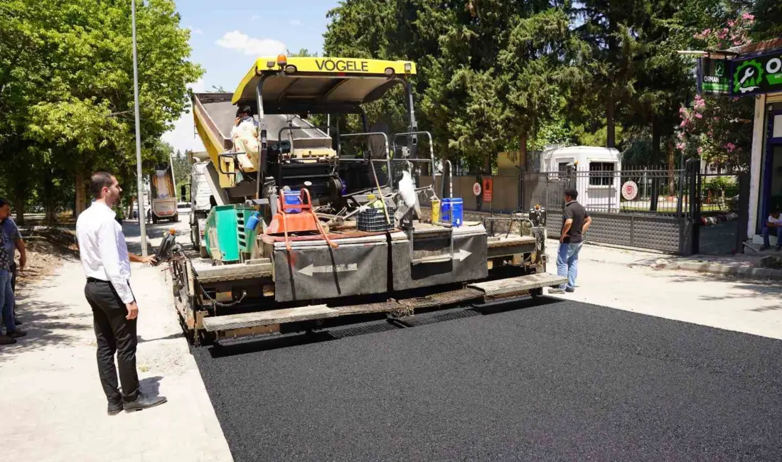 Adıyaman’ın Kahta ilçe Belediyesi tarafından ilçe genelinde sürdürülen yol yapım,