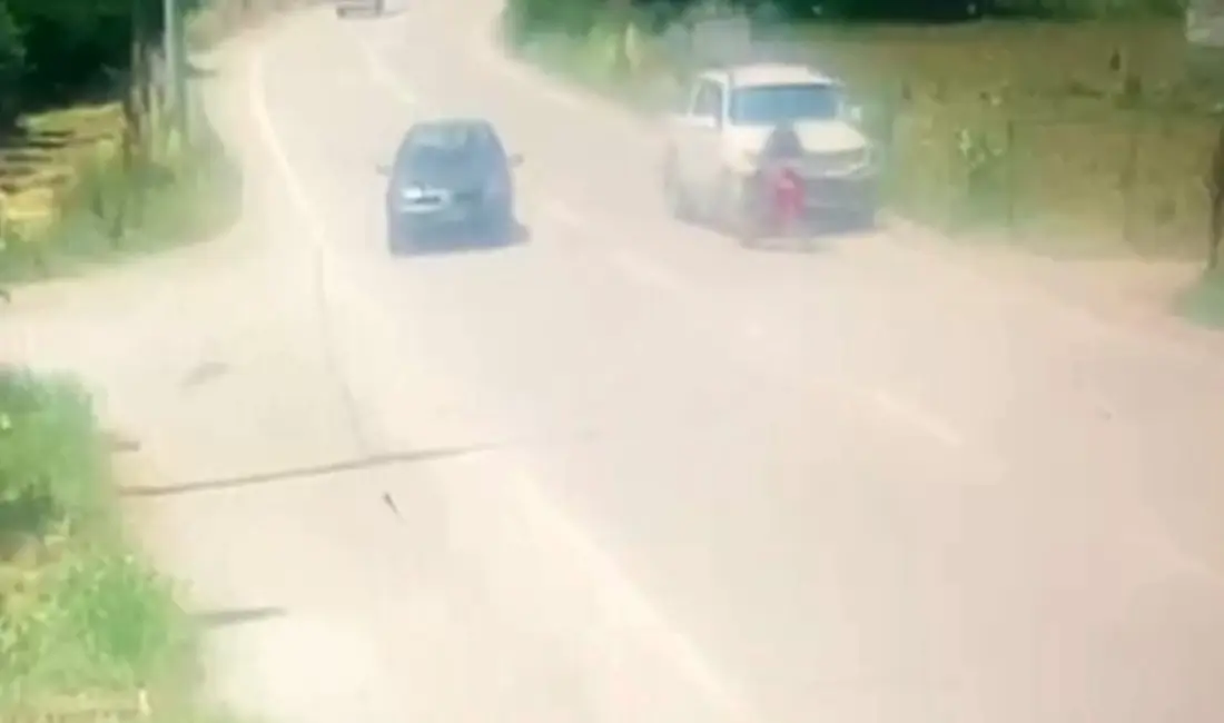 Bursa’nın İnegöl ilçesinde kamyonet ile çarpışan motosikletin sürücüsü ağır yaralandı.
