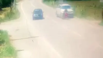 Bursa’nın İnegöl ilçesinde kamyonet ile çarpışan motosikletin sürücüsü ağır yaralandı.