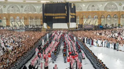 Kâbe’i Muazzama’nın ipek örtüsü değiştirildi. Özel bir merasim ile metaf