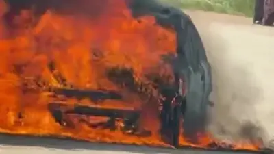 Bursa’nın Kestel ilçesinde seyir halindeyken motor kısmından dumanlar yükselen otomobil,