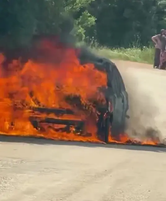 Bursa’nın Kestel ilçesinde seyir halindeyken motor kısmından dumanlar yükselen otomobil,