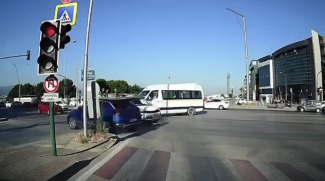 Bursa’da kırmızı ışık ihlali yaptığı iddia edilen otomobil, kavşakta seyreden