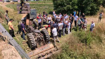 Bursa’da kontrolden çıkan traktörün köprüden aşağı düşmesiyle altında kalan sürücü,