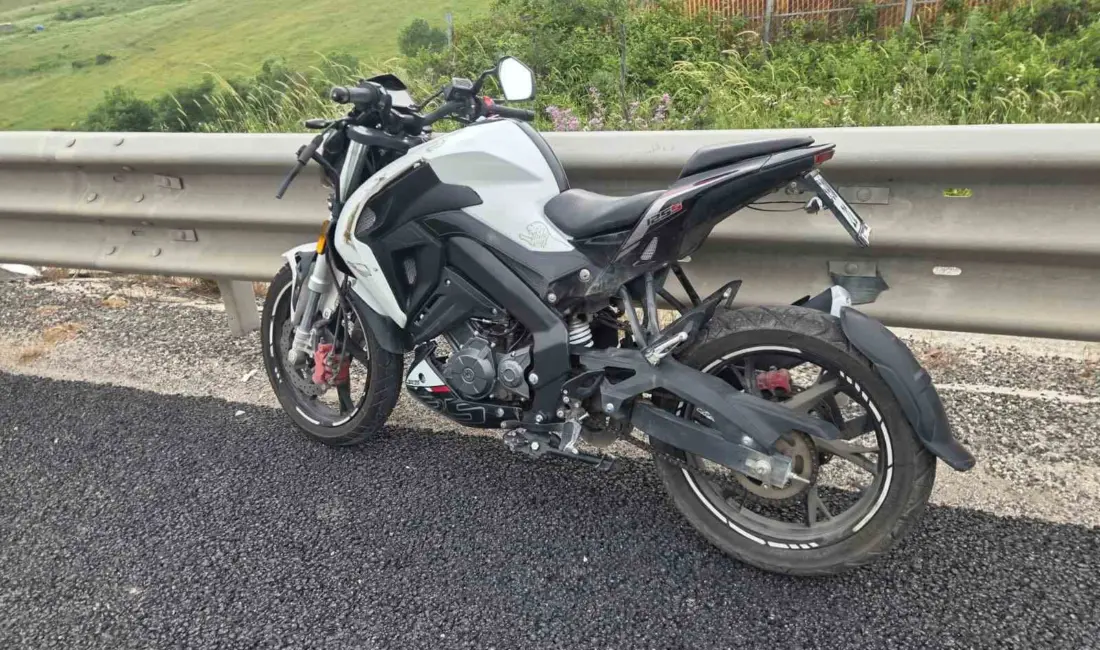 Bursa’nın Yalova karayolu Süpürgelik mevkiinde virajda kontrolden çıkan motosiklet savruldu.