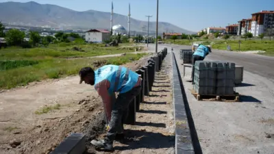 Niğde Belediyesi, kent genelinde yürüttüğü yol, altyapı ve üstyapı çalışmalarına