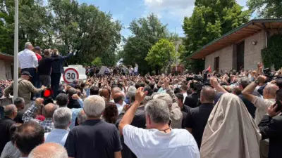 CHP TBMM Grup Başkanı Özgür Özel, TBMM Dikmen Kapısı önünde