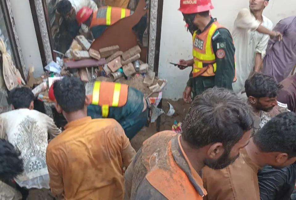 Pakistan’da bir dershanenin çatısının çökmesi sonucu ilk belirlemelere göre, 14