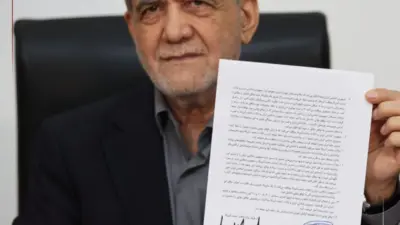 İran Cumhurbaşkanı Mesud Pezeşkiyan’ın ABD ile varılan mutabakat zaptını imzaladığı