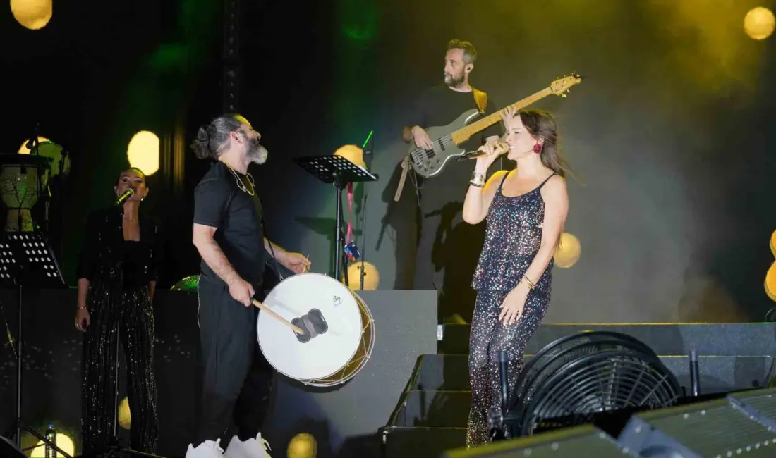 Pop müziğinin önemli isimlerinden şarkıcı Bengü, Samsun’da verdiği konserde hayranlarını