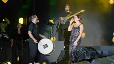 Pop müziğinin önemli isimlerinden şarkıcı Bengü, Samsun’da verdiği konserde hayranlarını