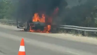 Bursa’da seyir halindeyken alev alan otomobil kullanılamaz hale geldi. O