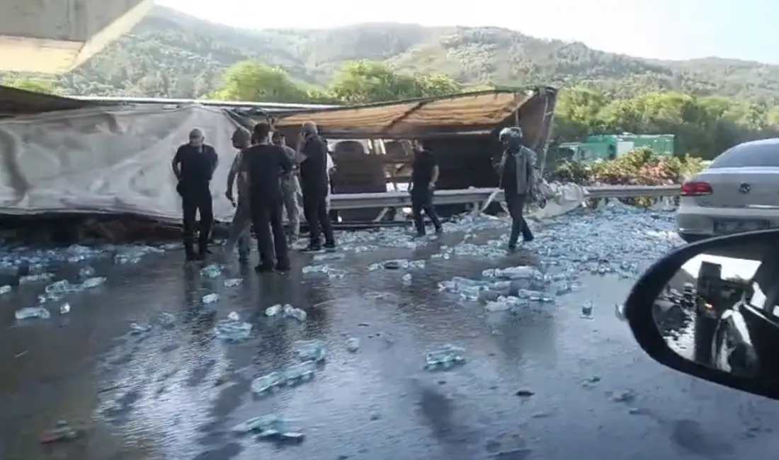 Bursa’da kontrolden çıkan su yüklü tırın bariyerlere ve hızlı tren
