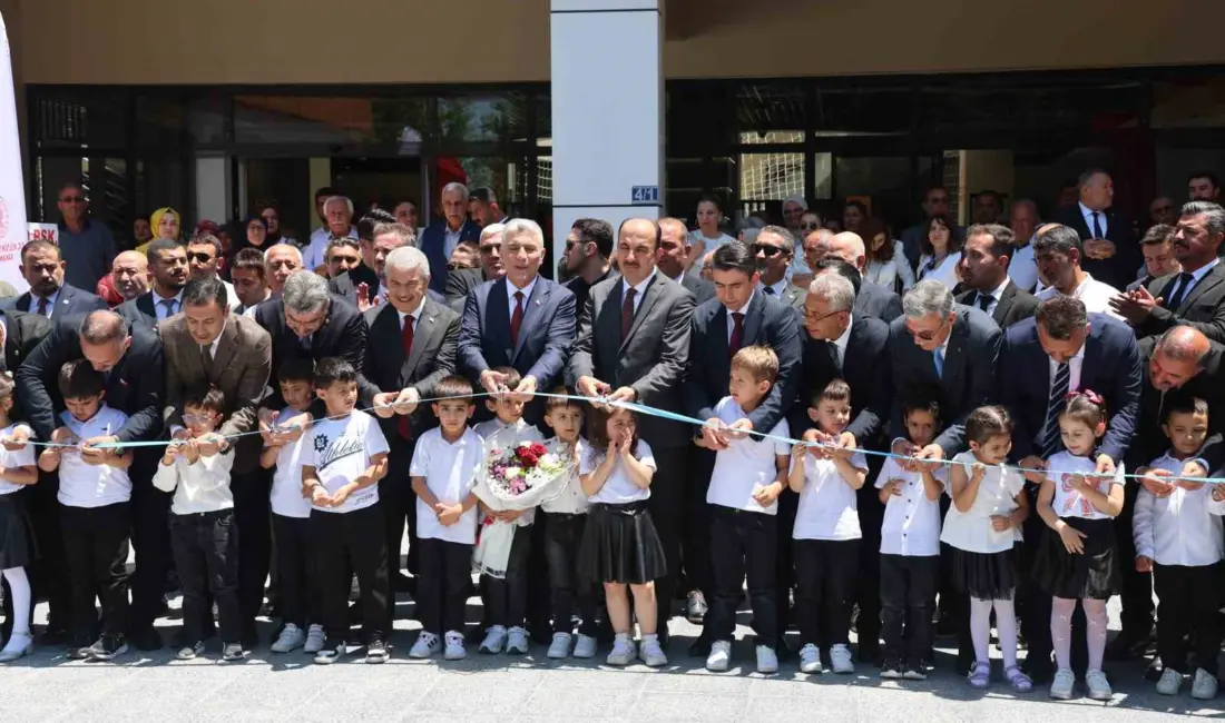 Ticaret Bakanı Ömer Bolat Konya’nın Ereğli içesinde Halk Kütüphanesi açılışa