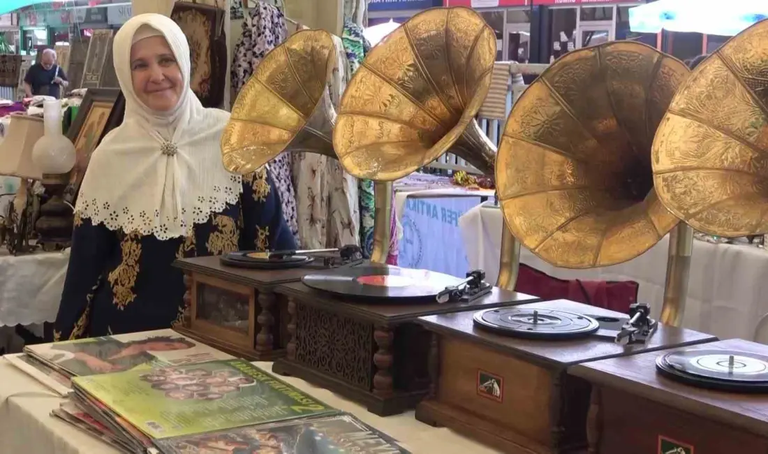 Bursa’da kurulan Agora Antika Pazarı, 10 yaşında. Türkiye’nin birçok ilinden
