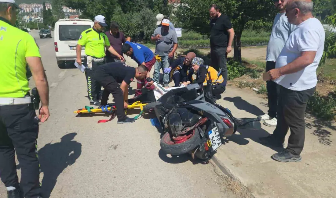 Orhangazi-İznik yolunda meydana gelen trafik kazasında yol kenarında duran bir