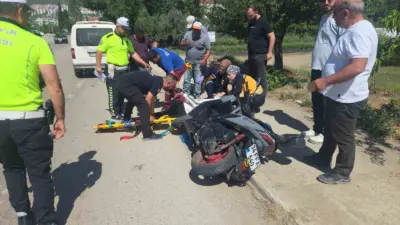 Orhangazi-İznik yolunda meydana gelen trafik kazasında yol kenarında duran bir