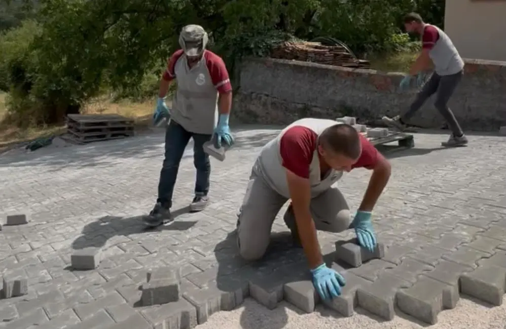 Yaz mevsimiyle birlikte kırsal mahallelerde üst yapı çalışmalarına hız veren