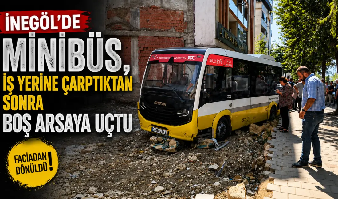 Bursa’nın İnegöl ilçesinde kontrolü kaybedilen özel halk minibüsü kaldırıma çıkarak