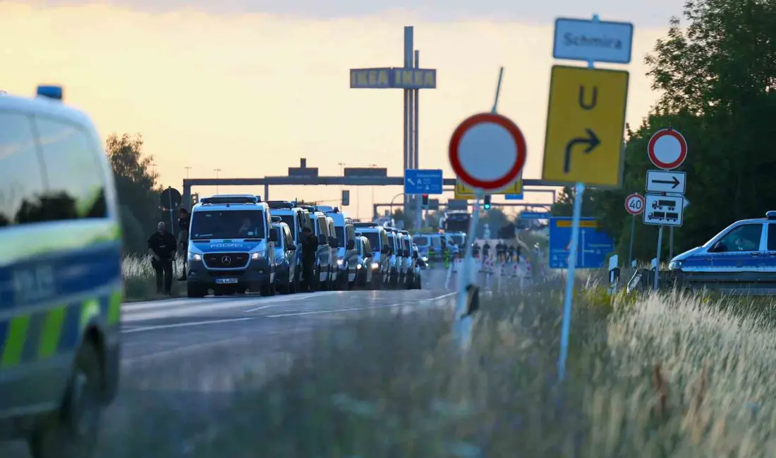Almanya’nın Erfurt kentinde yüzlerce gösterici, aşırı sağcı Almanya için Alternatif